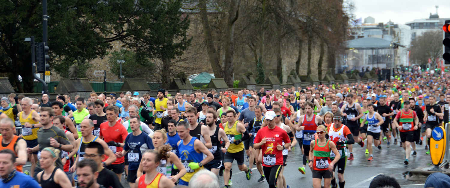 Marathon Lauf mit vielen Läufern in bunten Sportklamotten