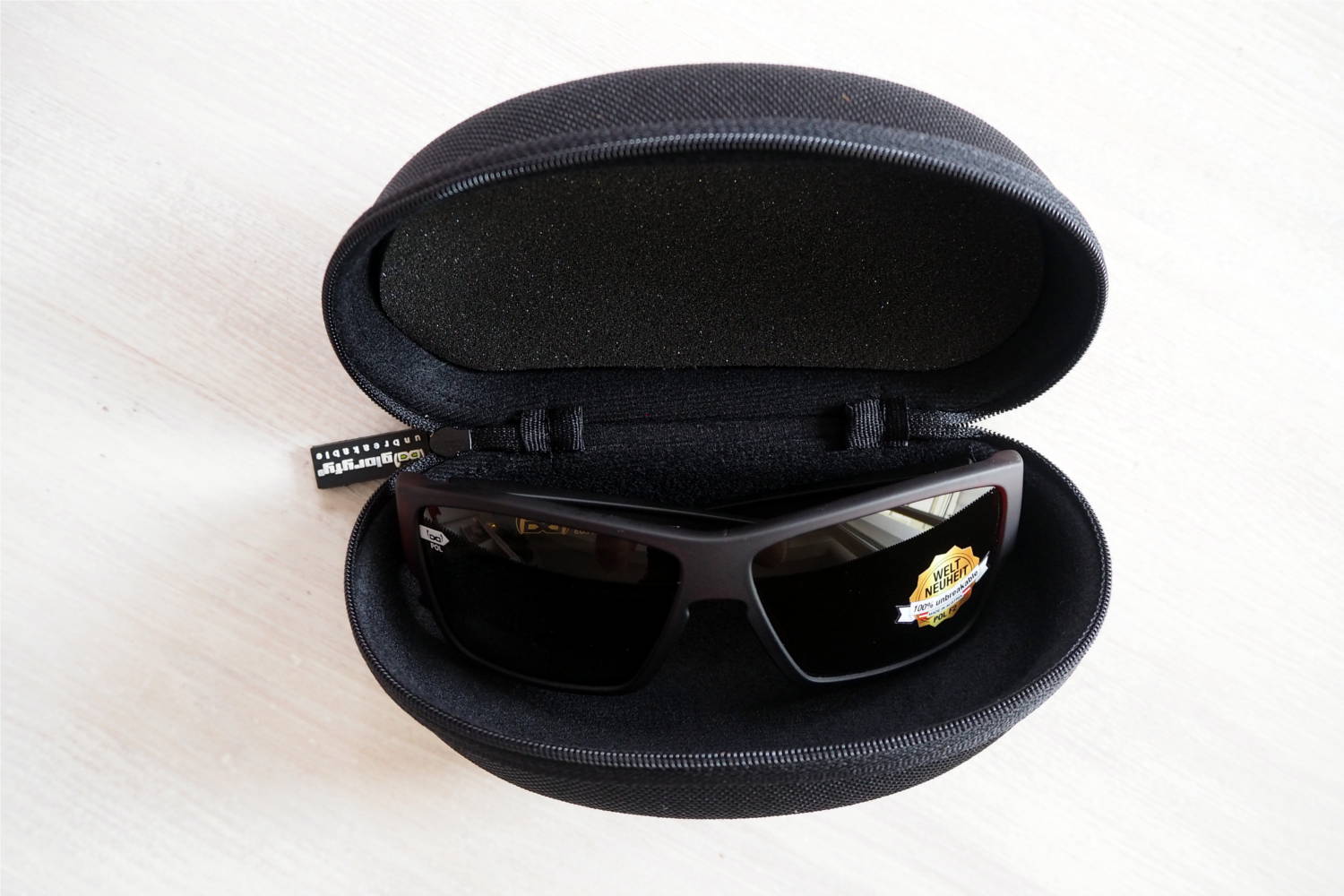 Schwarze Textil Schutzhülle für Sonnenbrillen mit gloryfy Sportbrille G14