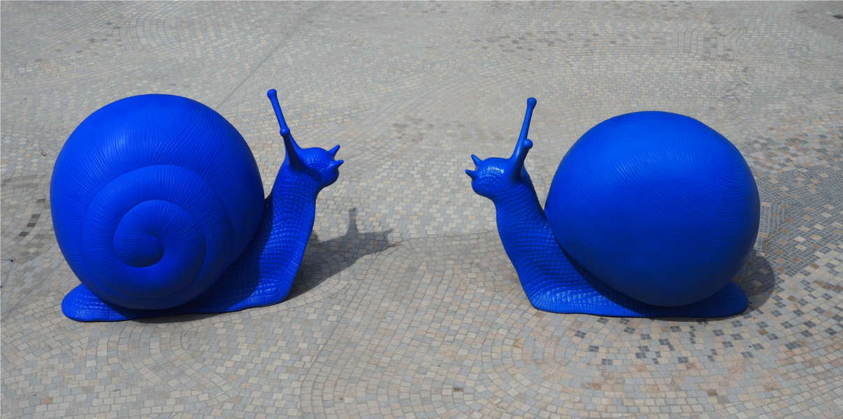 Große blaue Schnecken aus Kunststoff als Kunstobjekte in Southampton